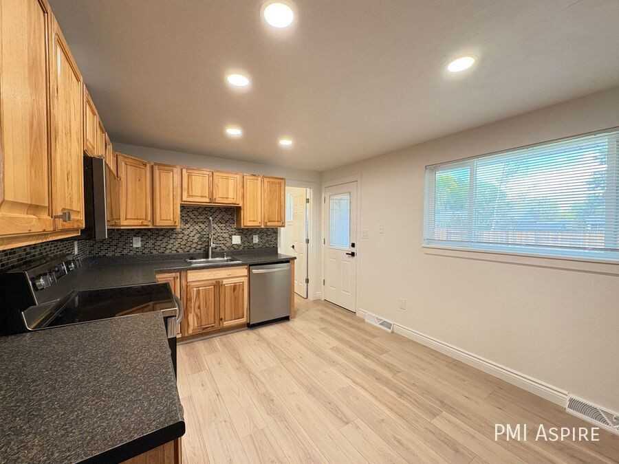 1016 S Gay Dr - Photo 4 of 20