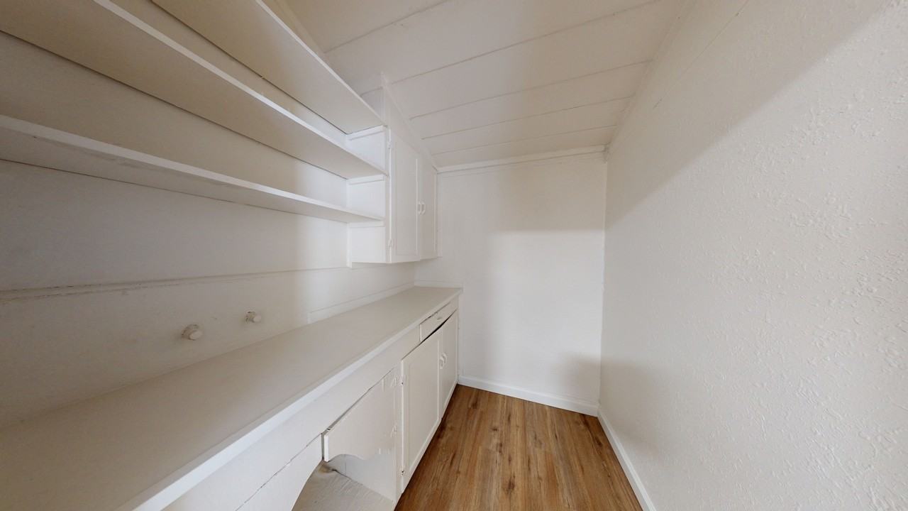 CA-0342 {1983-1999 Hartnell Ave} T.I.C [SB] - Photo 3 of 15