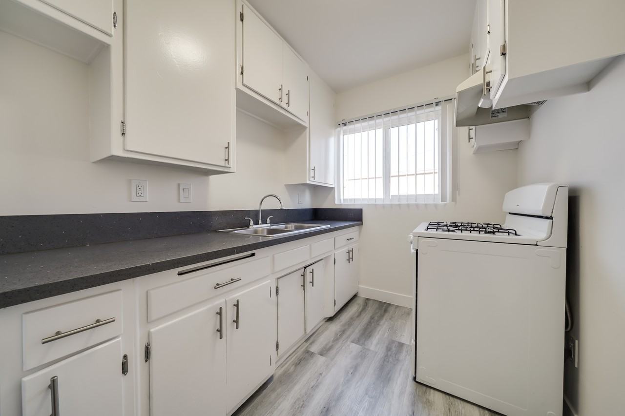 248 Loma Dr #33D - Photo 4 of 10