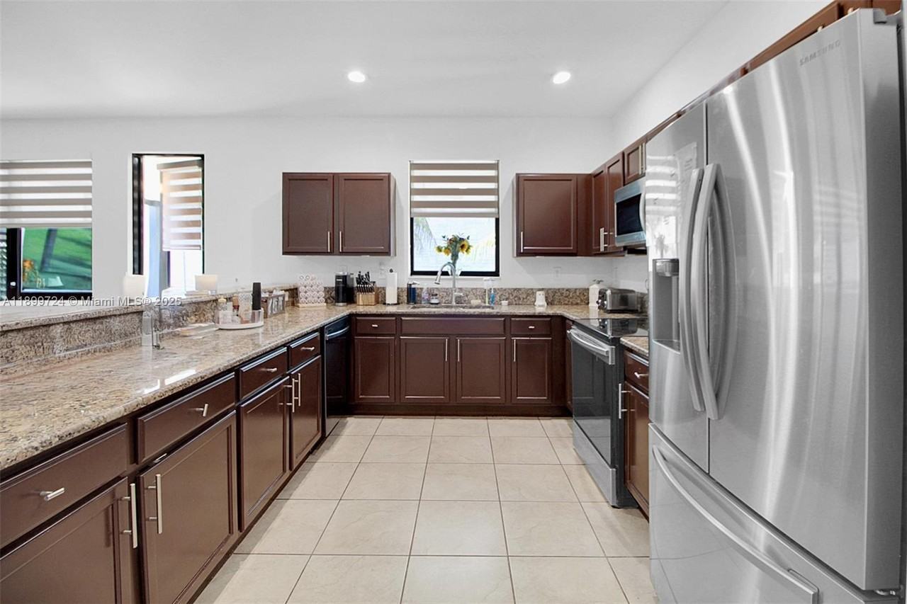 22760 Sw 105th Ave - Photo 2 of 23