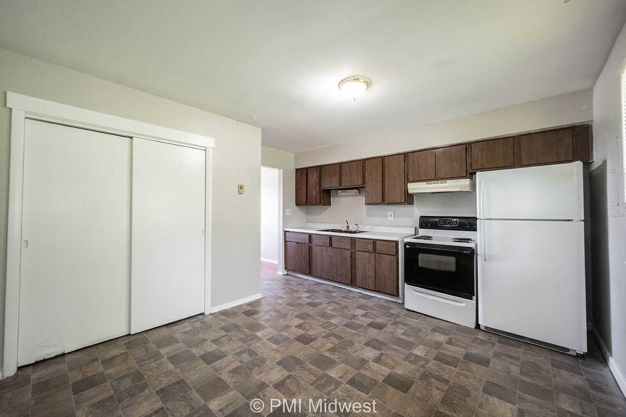 4881 S 300 W Apt 5 - Photo 6 of 15