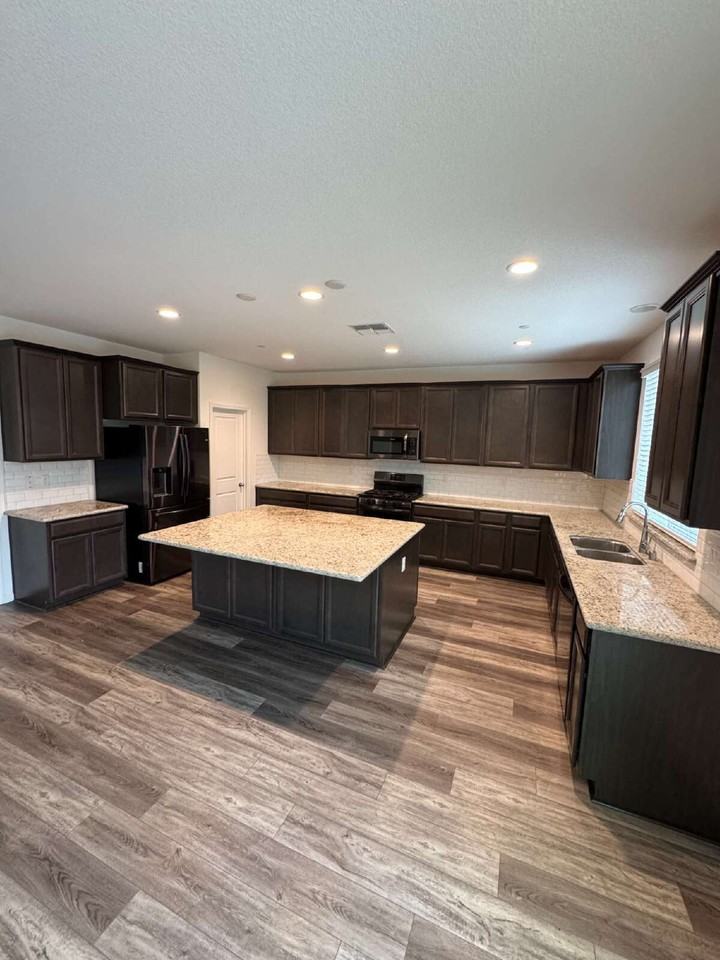 2504 Creekview Dr - Photo 3 of 20