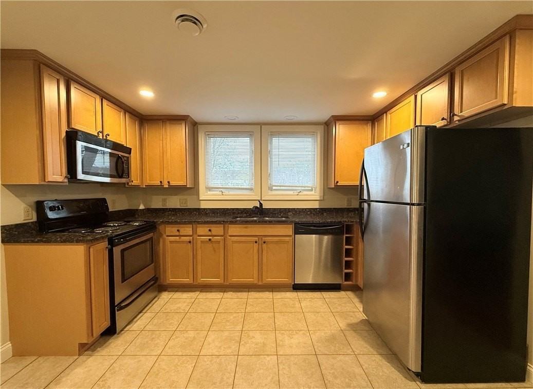 206 E 11th St - Photo 5 of 12