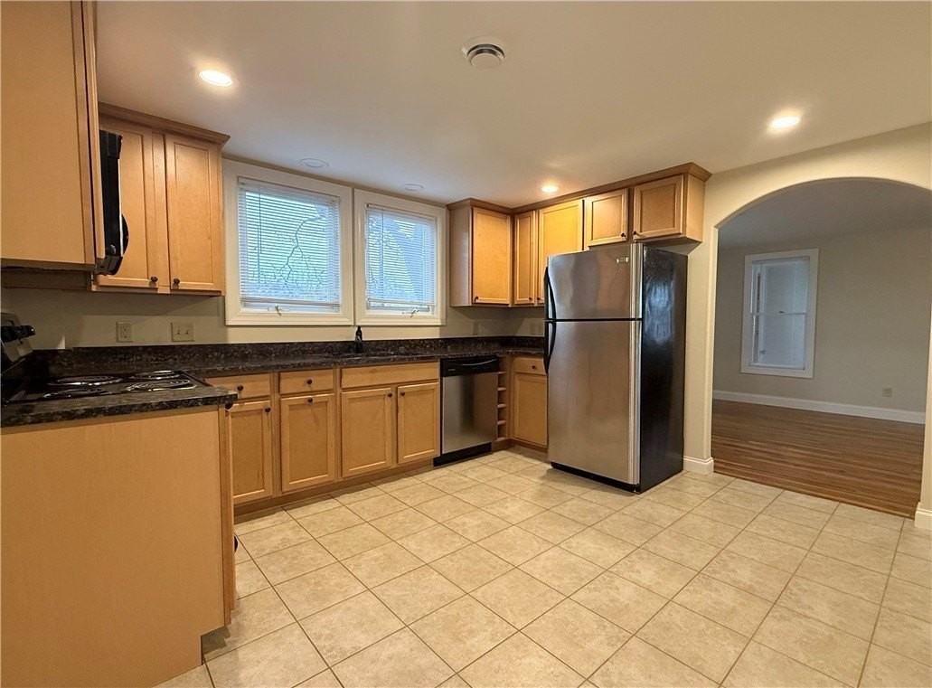 206 E 11th St - Photo 6 of 12