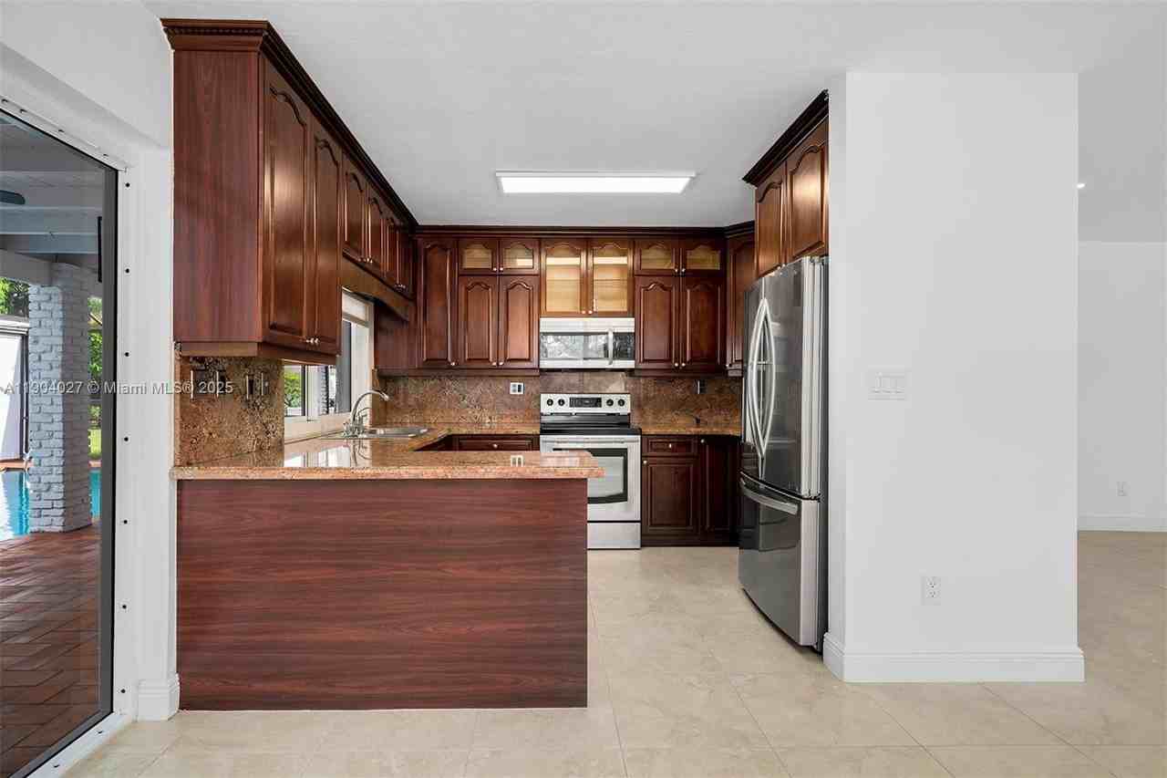 7575 Sw 134th St - Photo 6 of 28