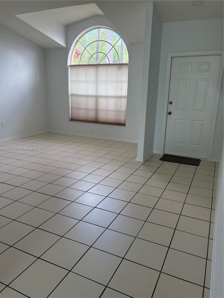 10572 Nw 51st Ter - Photo 4 of 38