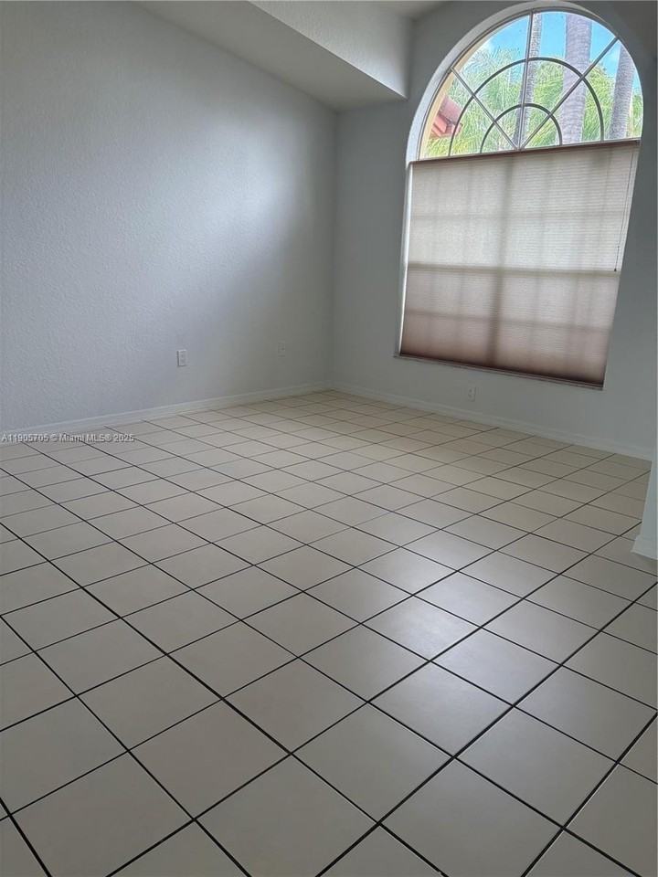 10572 Nw 51st Ter - Photo 6 of 38