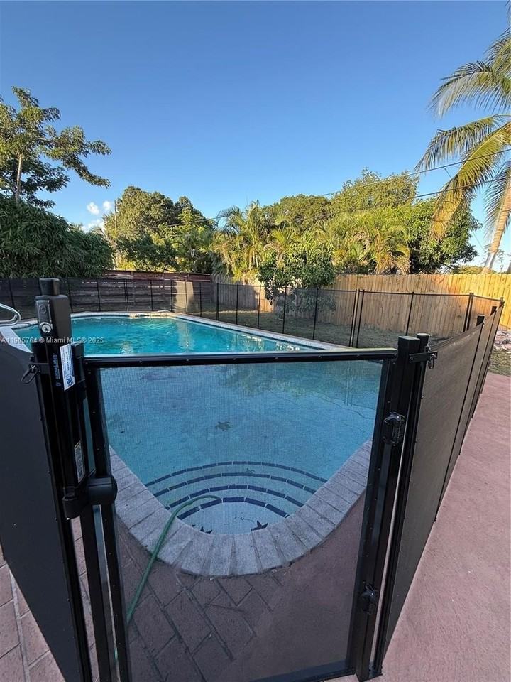 828 Fairway Dr - Photo 2 of 14