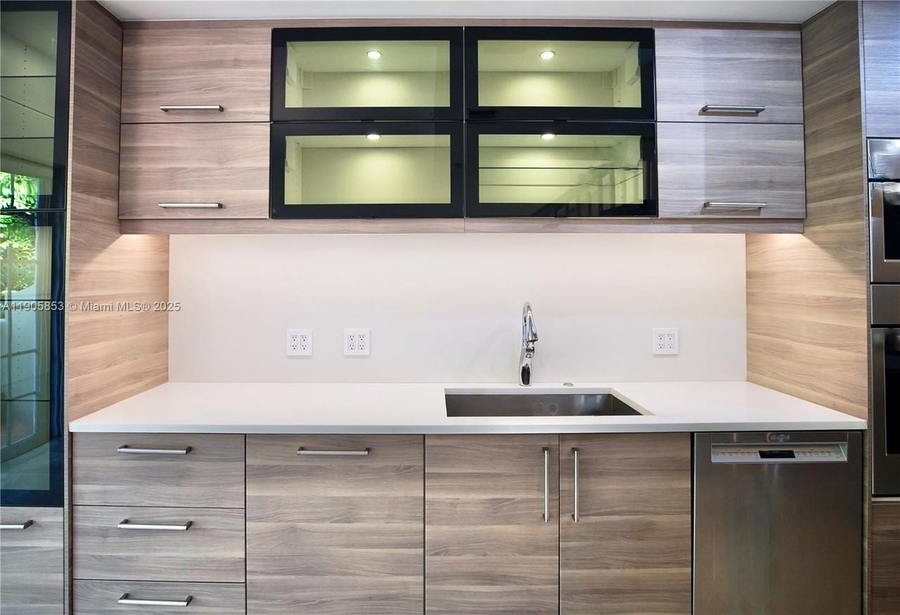 615 Santander Ave #B - Photo 4 of 23