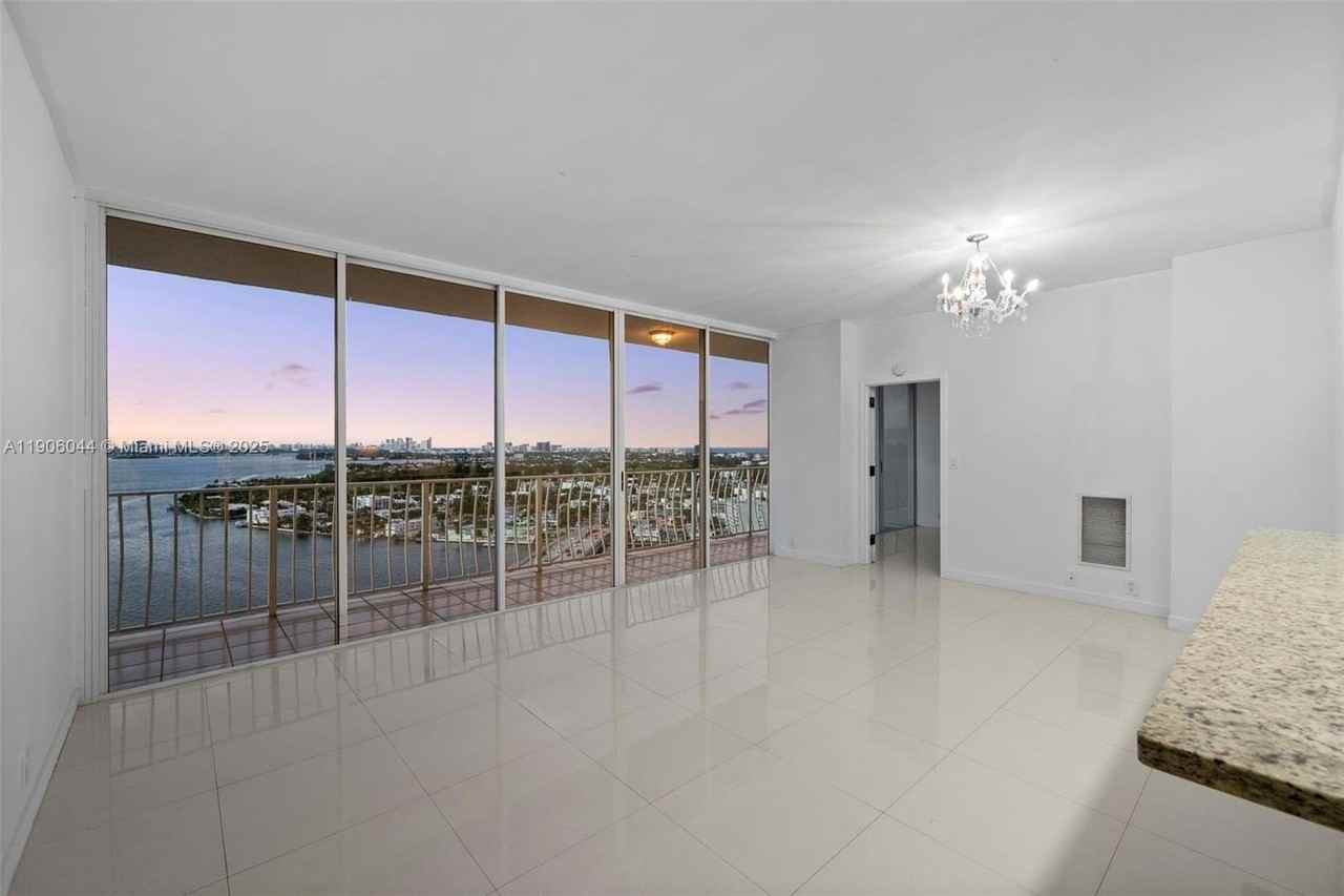 7601 E Treasure Dr - Photo 3 of 32