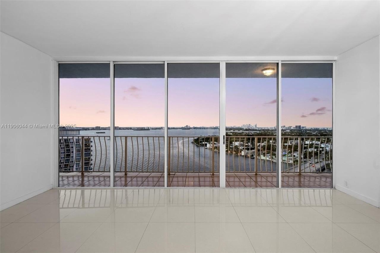 7601 E Treasure Dr - Photo 4 of 32