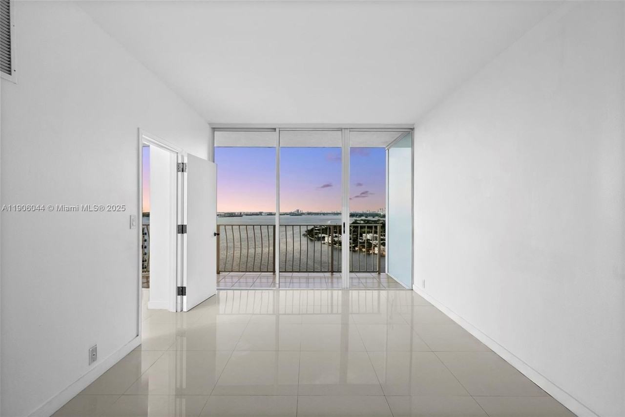 7601 E Treasure Dr - Photo 5 of 32