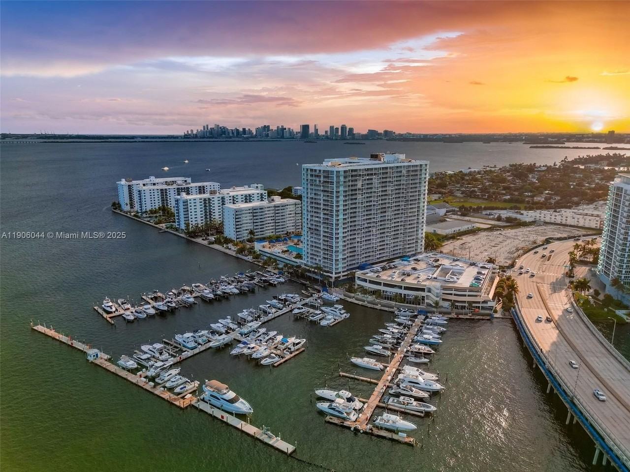 7601 E Treasure Dr - Photo 6 of 32