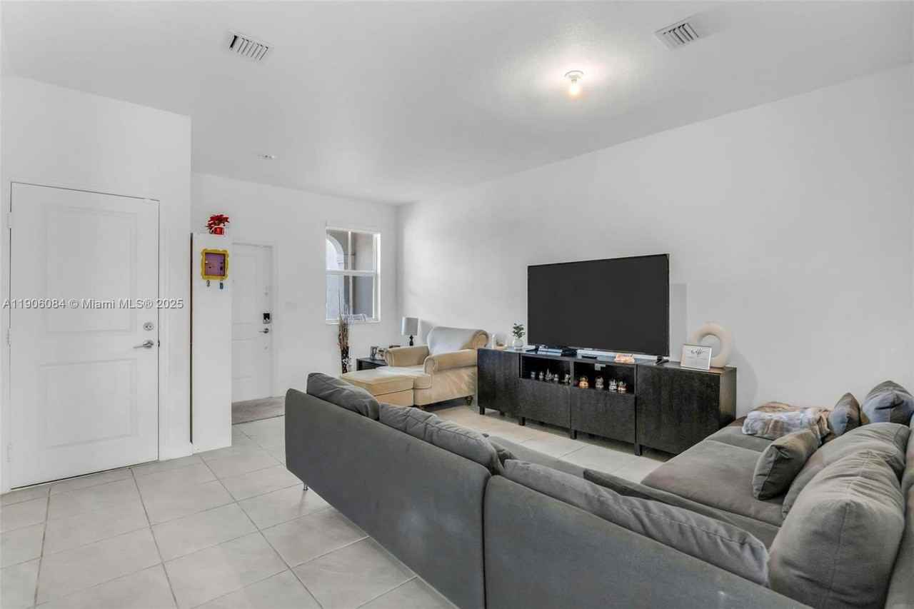 12774 Nw 22nd Pl - Photo 4 of 32