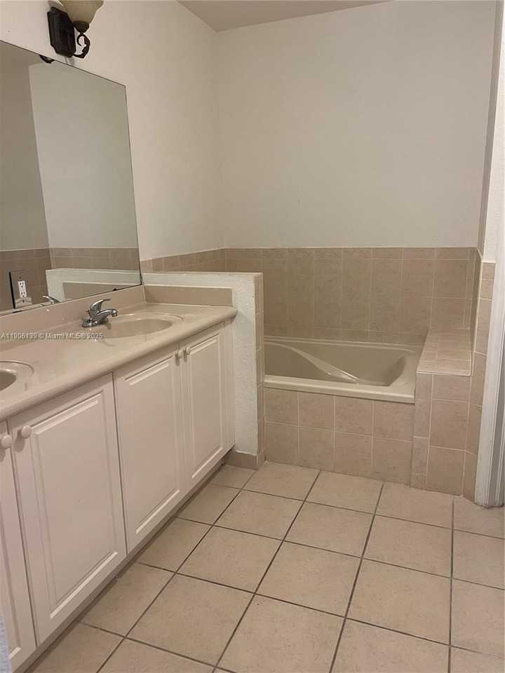 11521 Northwest 79th Lane #11521 - Photo 7 of 10