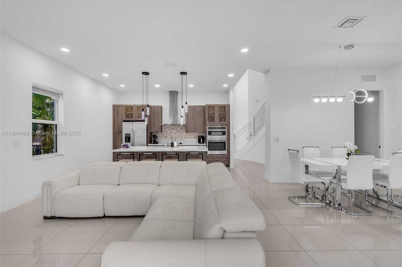 15540 Nw 88th Ave - Photo 5 of 45