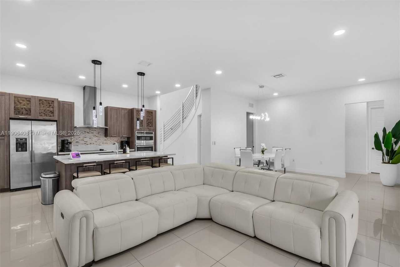 15540 Nw 88th Ave - Photo 6 of 45