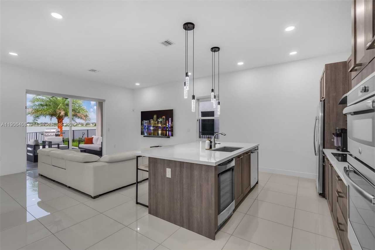 15540 Nw 88th Ave - Photo 7 of 45