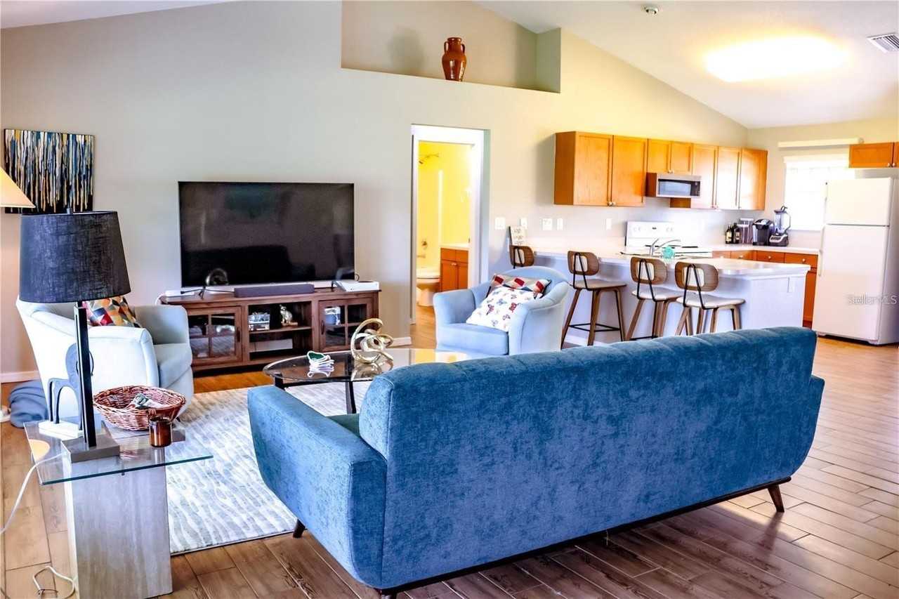 421 Londrina Dr - Photo 3 of 12