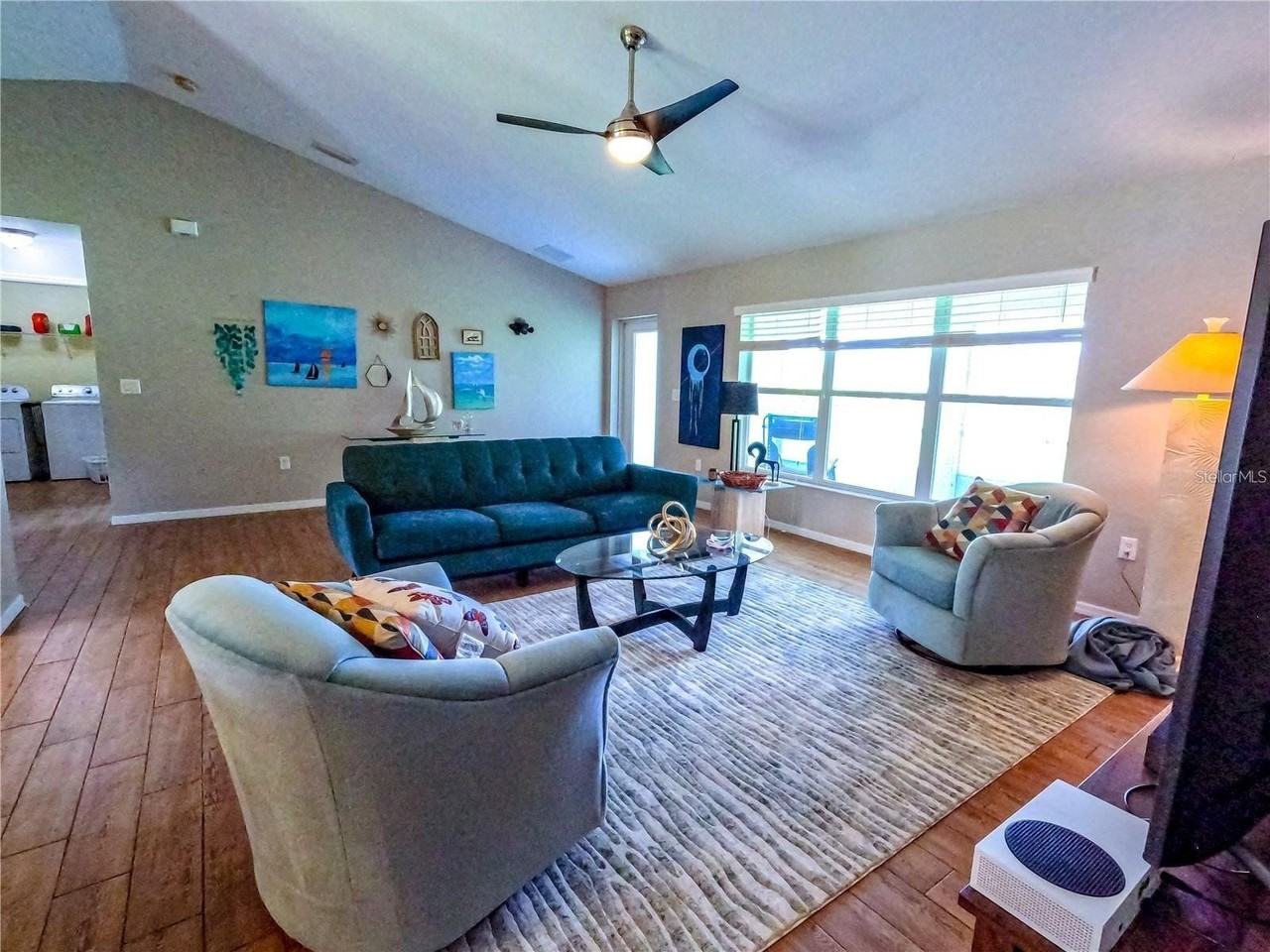 421 Londrina Dr - Photo 5 of 12