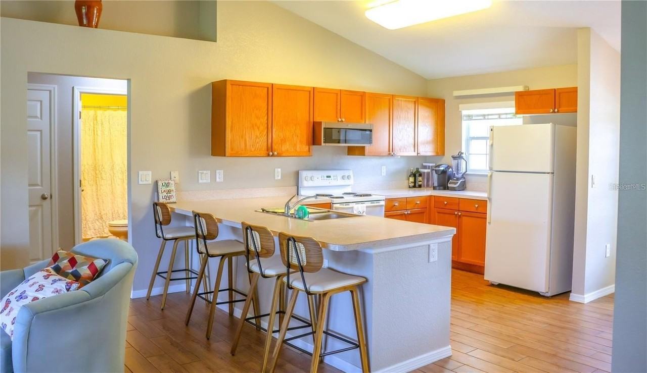 421 Londrina Dr - Photo 7 of 12