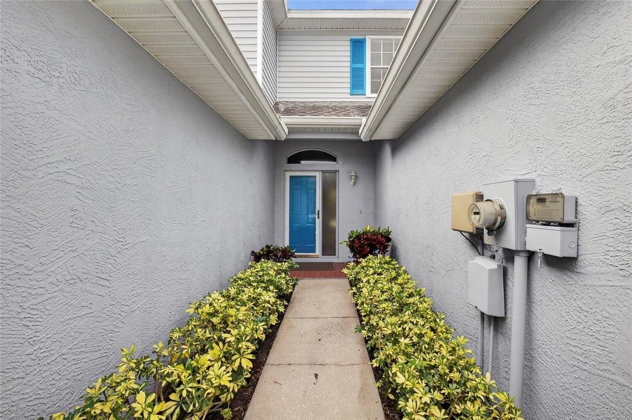 245 Hemingway Dr - Photo 2 of 25