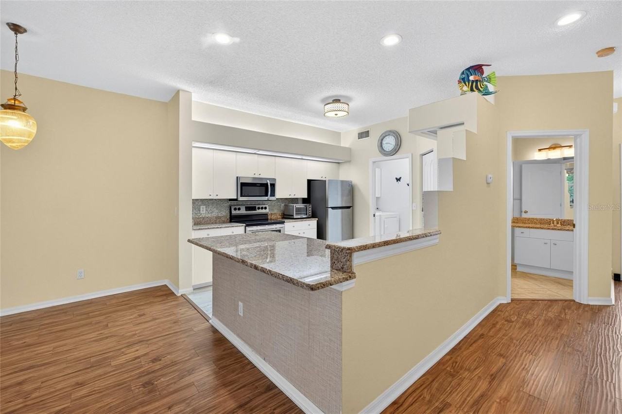 245 Hemingway Dr - Photo 4 of 25