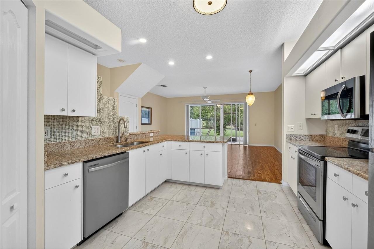 245 Hemingway Dr - Photo 6 of 25