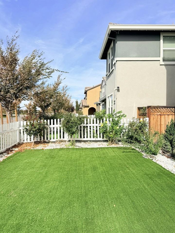 1676 South Central Parkway - Photo 2 of 22