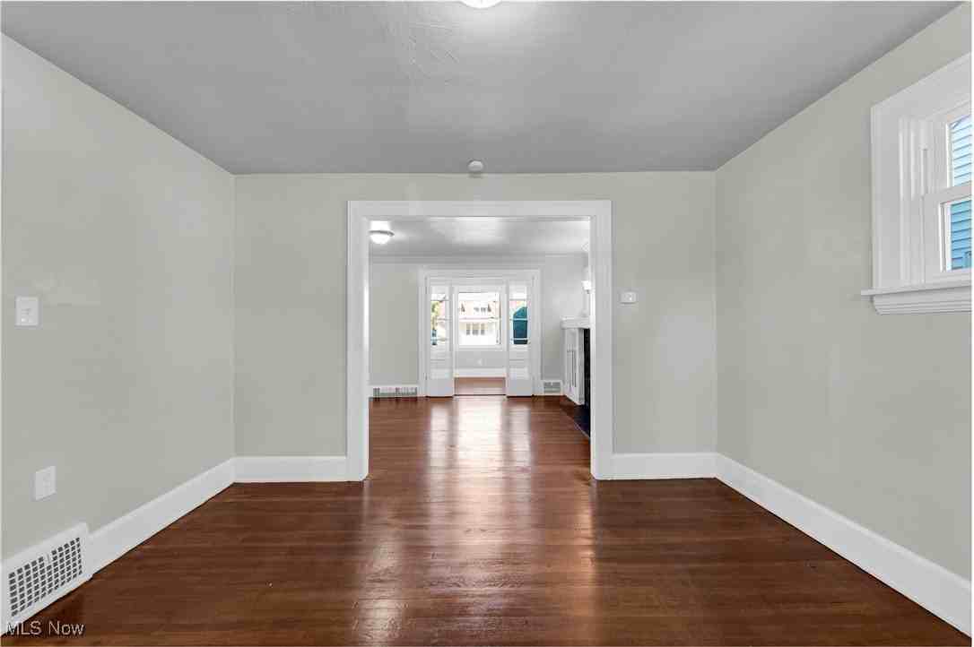 5223 Clement Ave - Photo 4 of 29