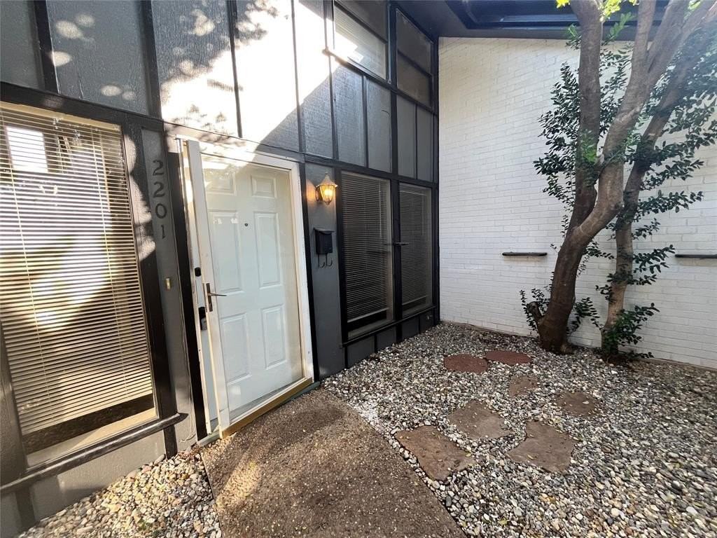 2201 Seville Ct - Photo 2 of 15