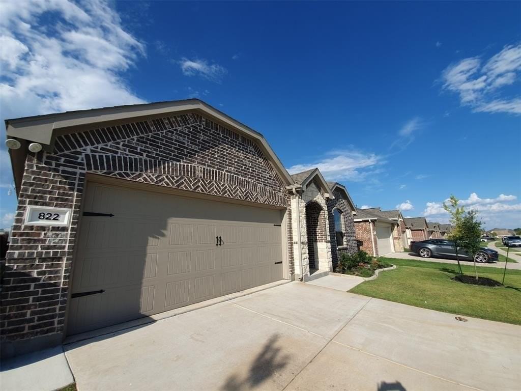 822 Spruce Ln - Photo 2 of 35