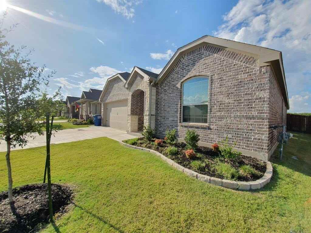 822 Spruce Ln - Photo 3 of 35