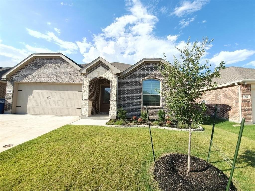 822 Spruce Ln - Photo 4 of 35