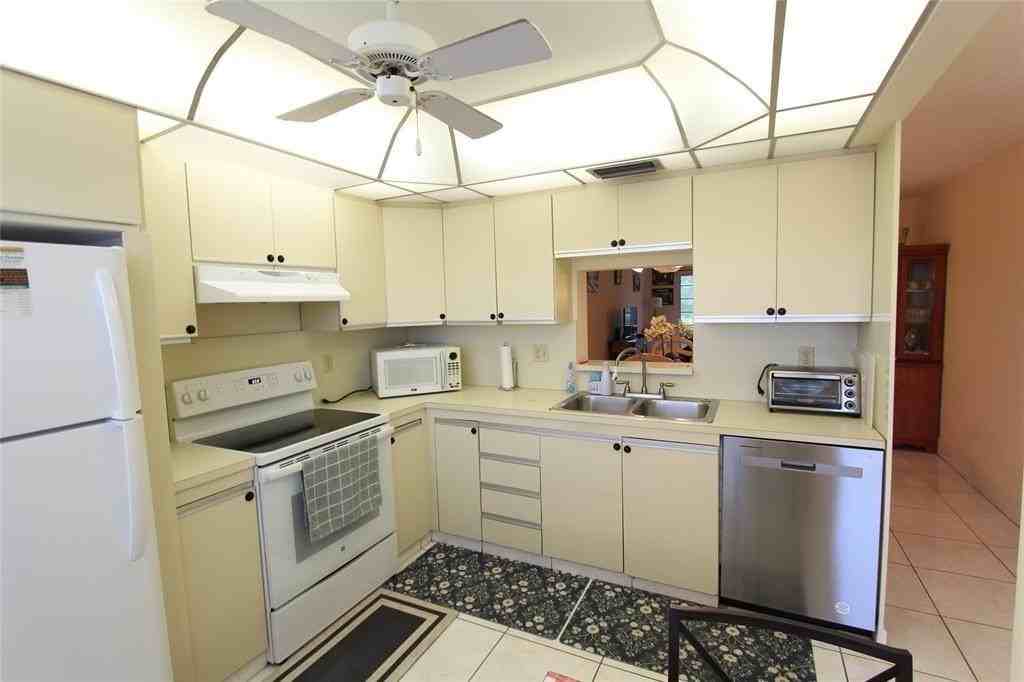 3201 Portofino Pt #E3 - Photo 3 of 25