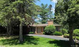 featured image of 220 Applewood Ln