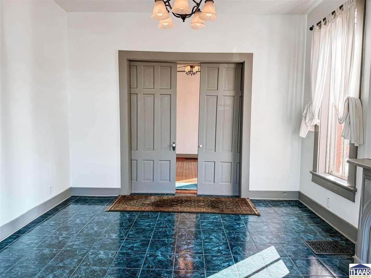 208 S 9th St - Photo 7 of 23