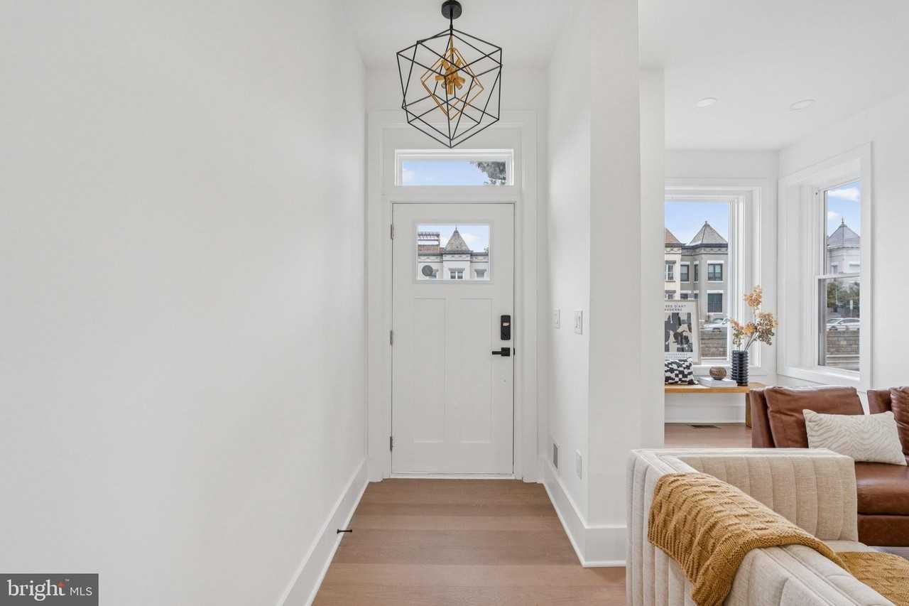 1827 N Capitol St Ne - Photo 3 of 50