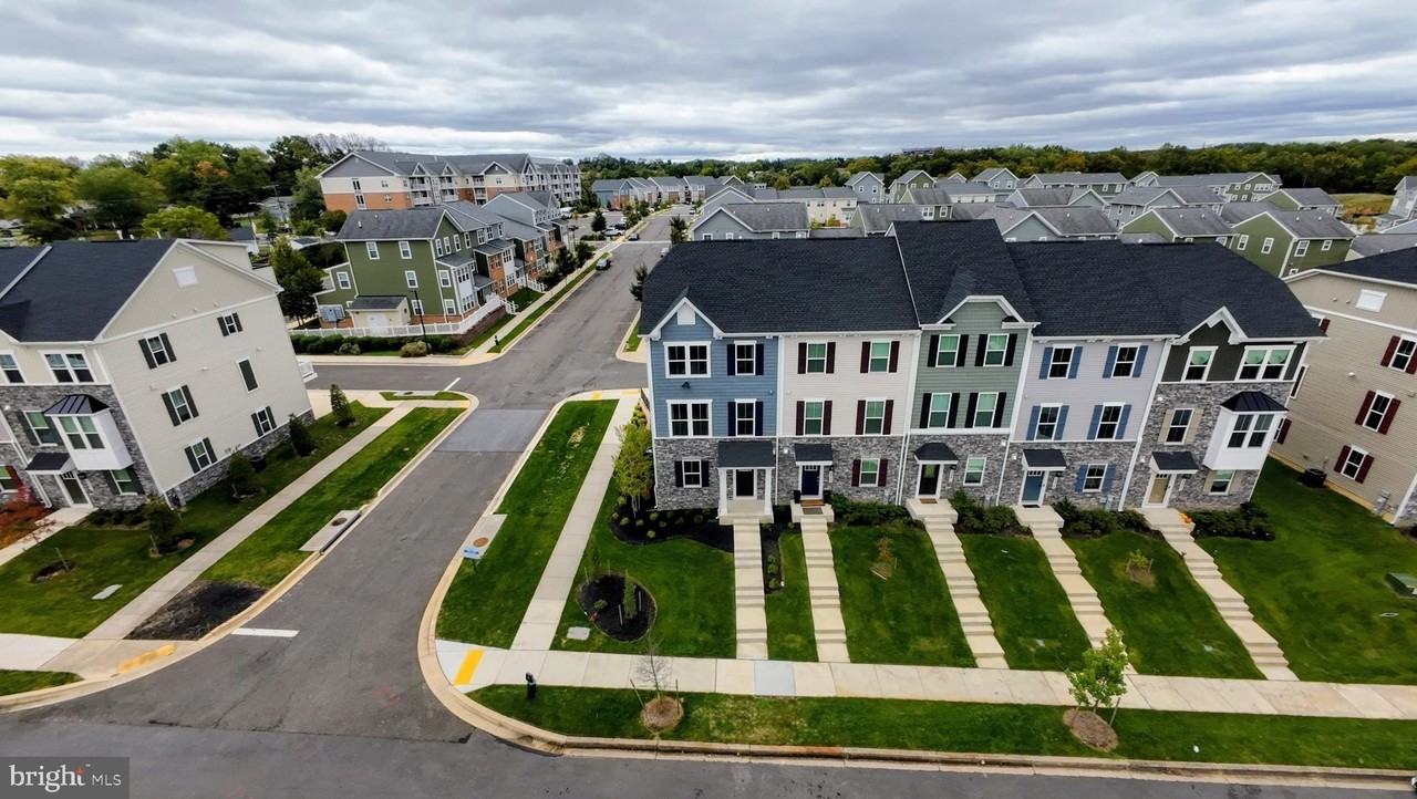 8445 Hamlin St - Photo 2 of 22