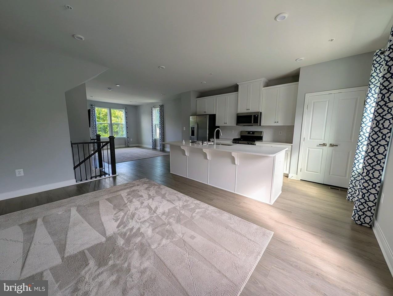 8445 Hamlin St - Photo 4 of 22