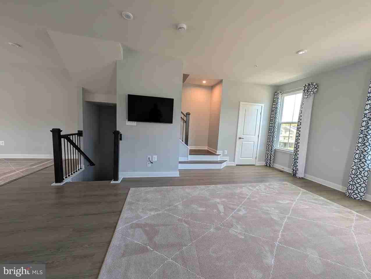 8445 Hamlin St - Photo 5 of 22