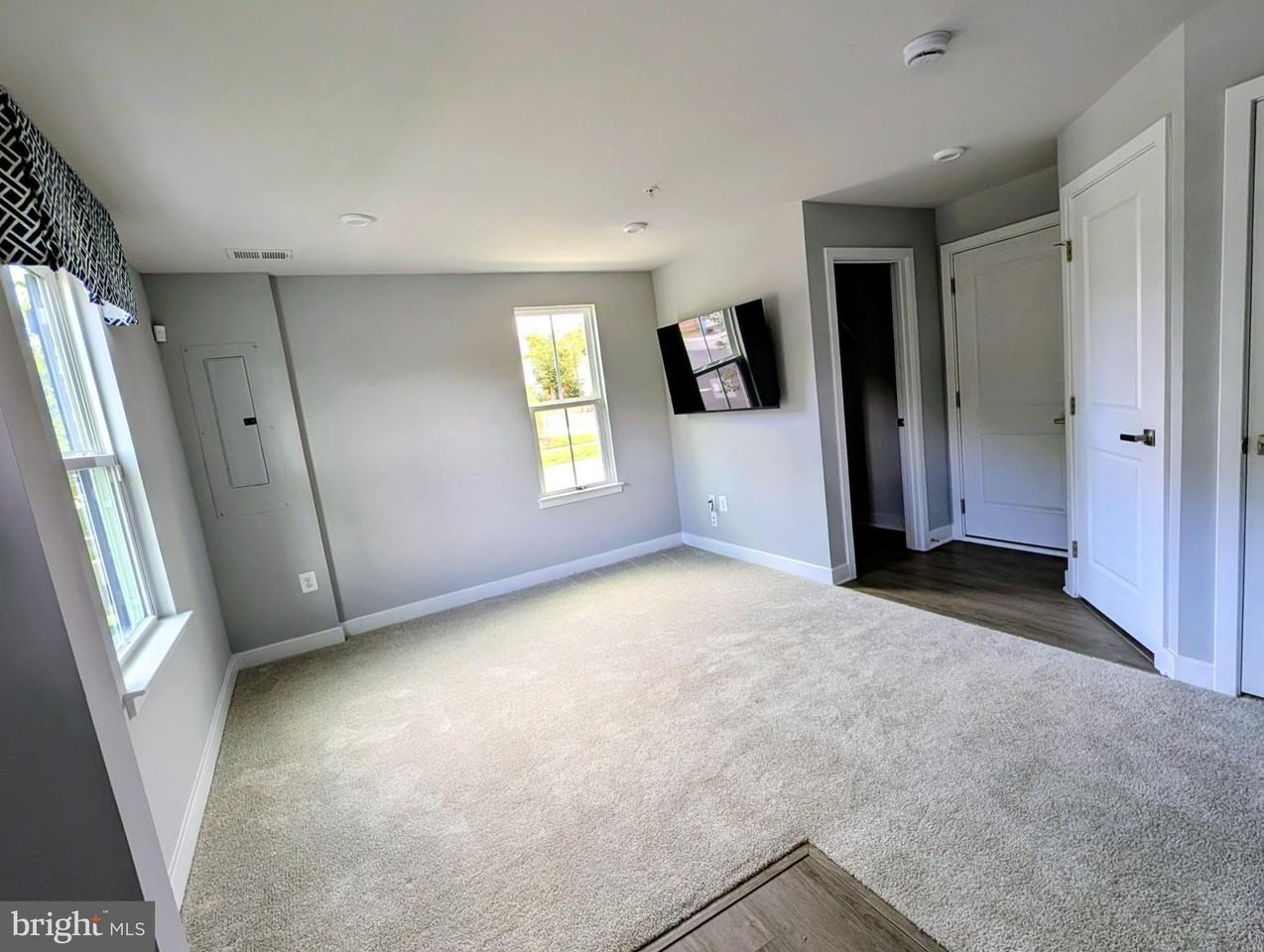 8445 Hamlin St - Photo 6 of 22