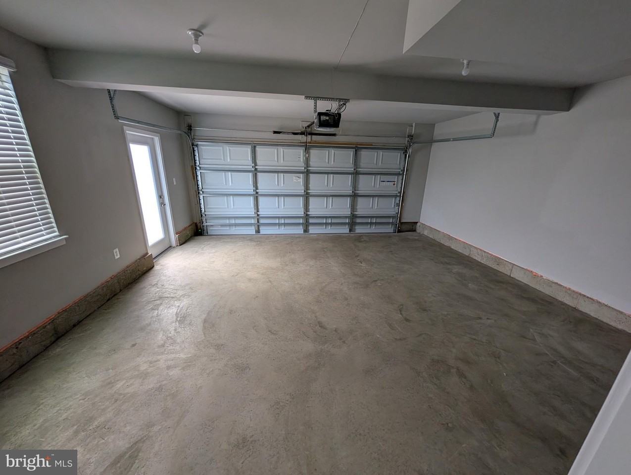 8445 Hamlin St - Photo 7 of 22