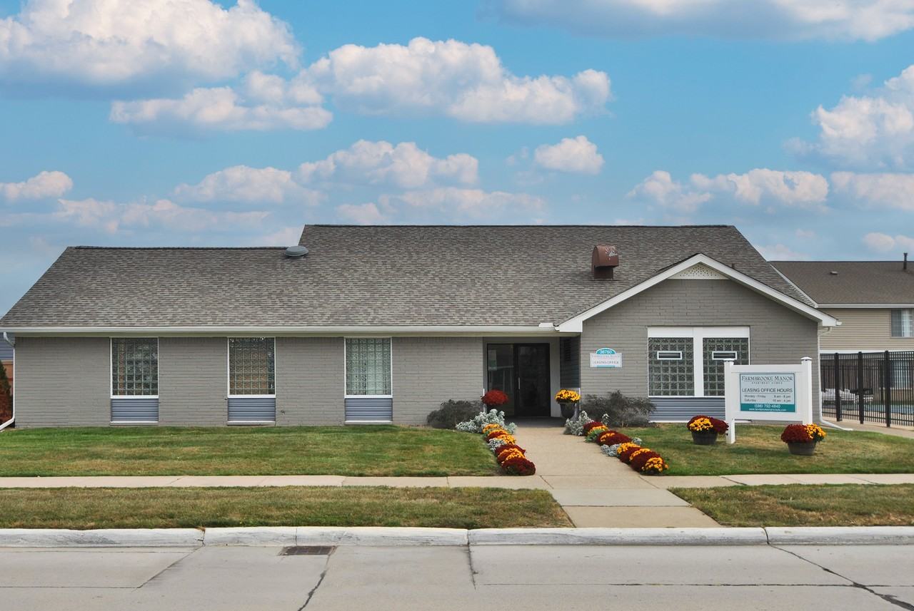 Farmbrooke Manor - Photo 2 of 25