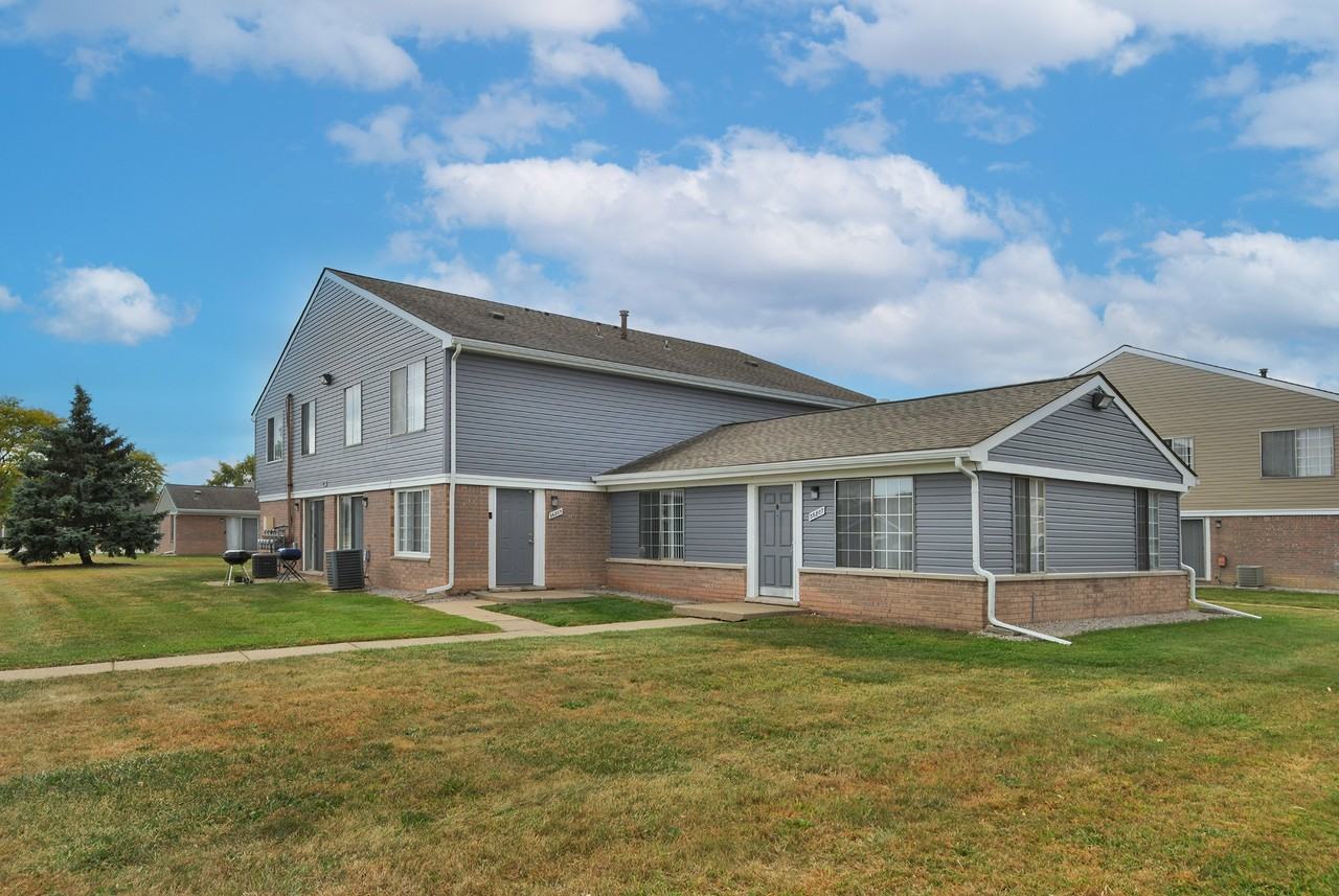 Farmbrooke Manor - Photo 3 of 25