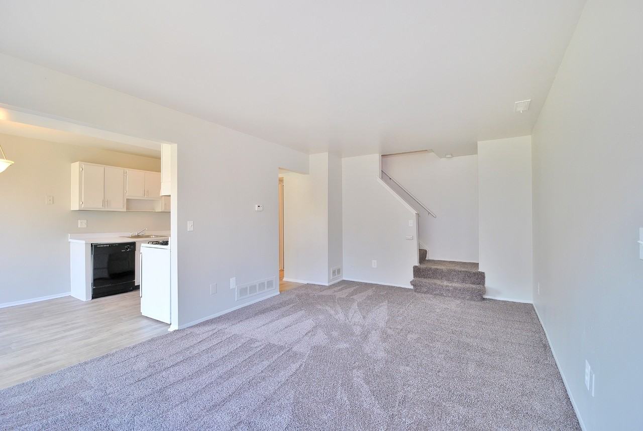 Farmbrooke Manor - Photo 4 of 25