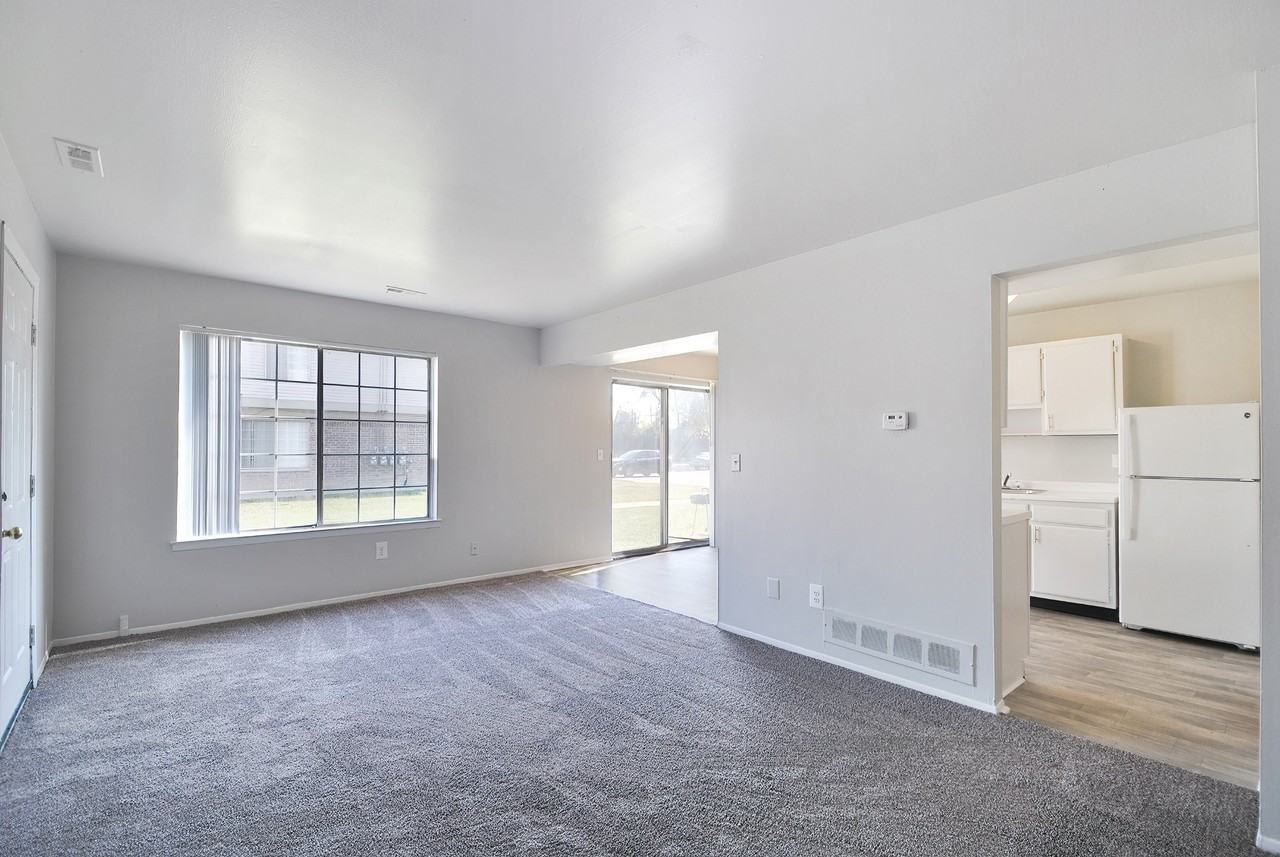 Farmbrooke Manor - Photo 5 of 25