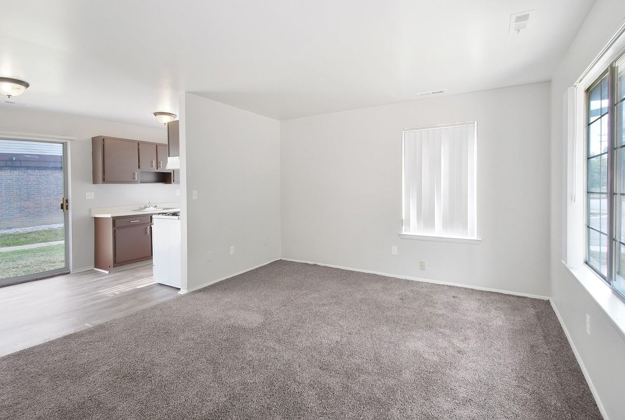 Farmbrooke Manor - Photo 6 of 25