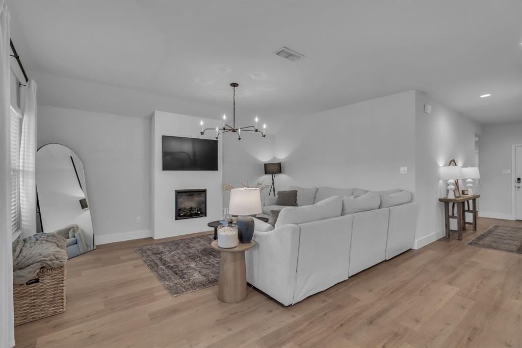 16616 Portage St - Photo 6 of 34