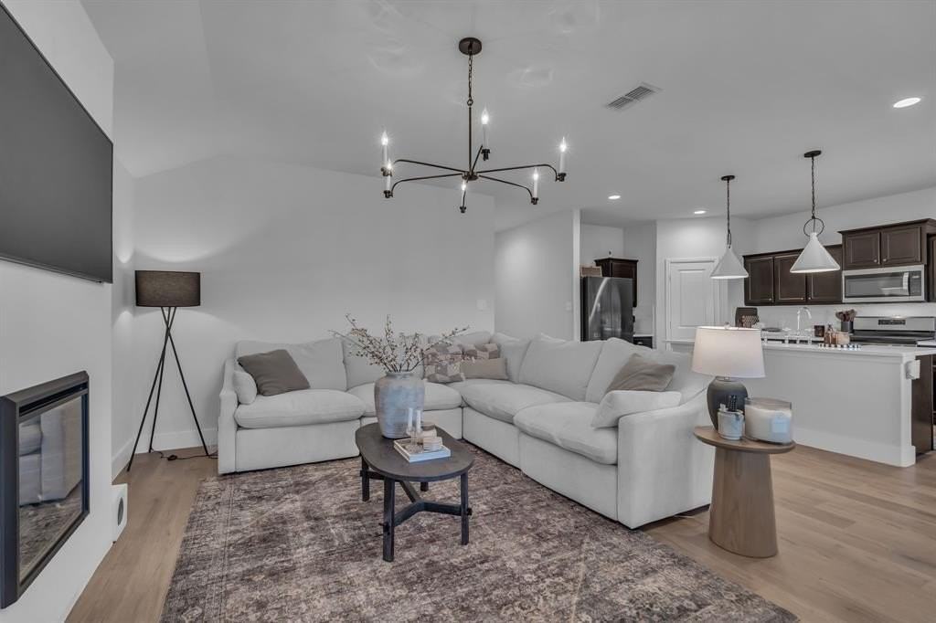 16616 Portage St - Photo 7 of 34